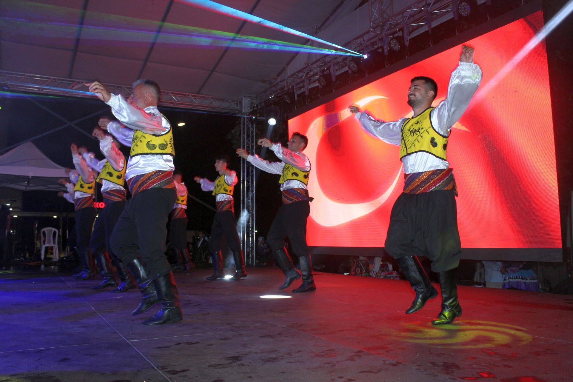       С впечатляващ галаконцерт приключи Четвъртият интернационален фолклорен фестивал 